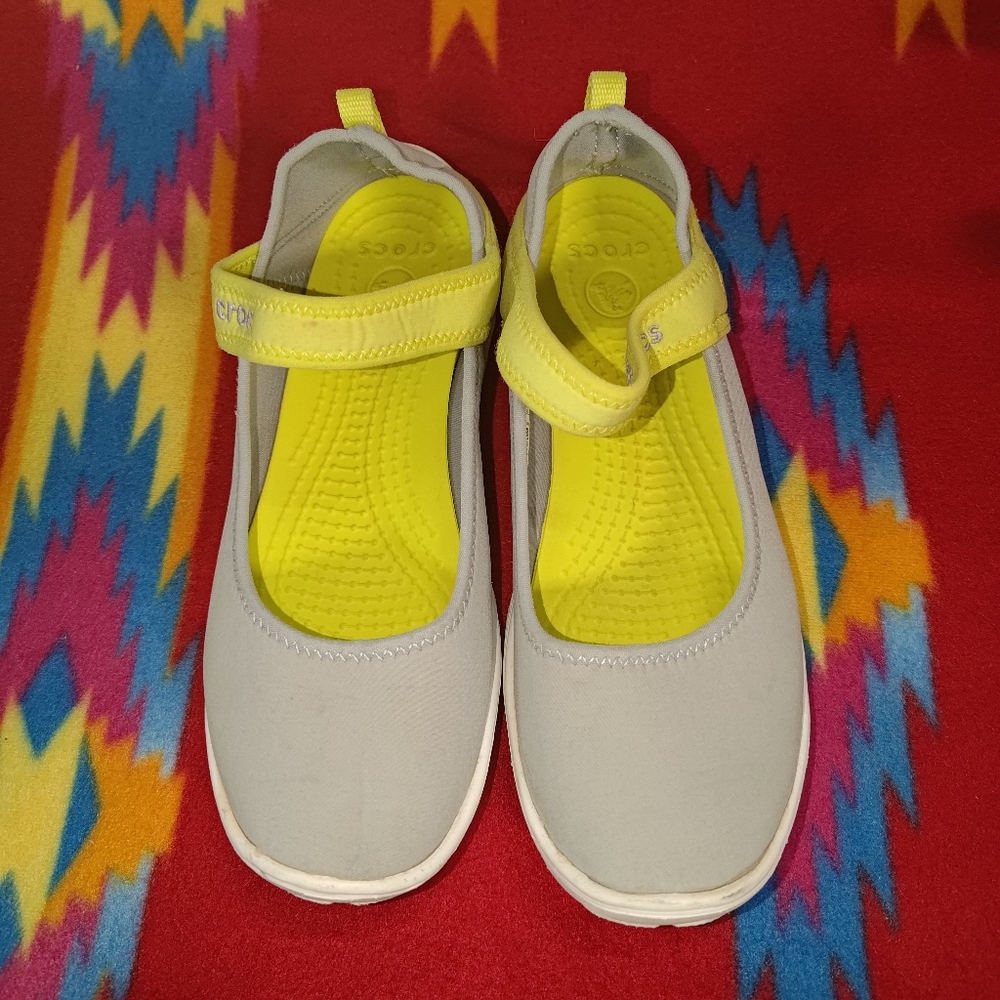 Crocs Kids Duet Busy Day Light Grey & Chartreuse Mary Jane Shoes J4